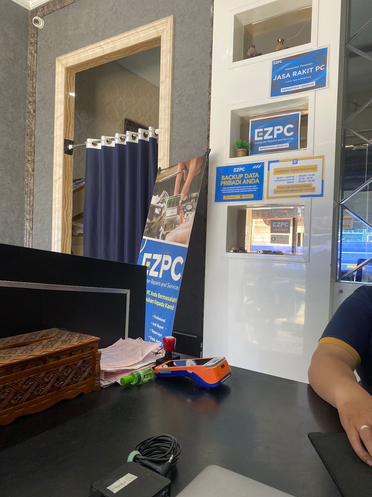 Foto dari ulasan anomali tampan